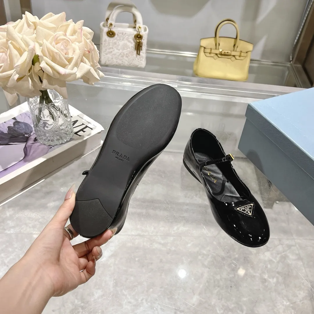 👟👟Ex-factory price 440👟👟 🔥🔥✨Prada/Prada 2024ss spring and summer new products are now available🌟 Mary Jane flat ballet shoes Soft and comfortable, recommended by major bloggers in Little Red Book, proper college style ➕Commuting 1-1 development Round-head golden triangle button Fabric: patent leather, sheepskin, silk fabric Sheepskin lining code number: 35 to 40 (41 is custom-made and cannot be returned or exchanged)